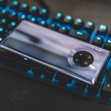 黑料每日大赛技术编辑深夜维护页面索引与加载性能，显示器上是蓝紫色数据看板，桌上放着凉掉的茶